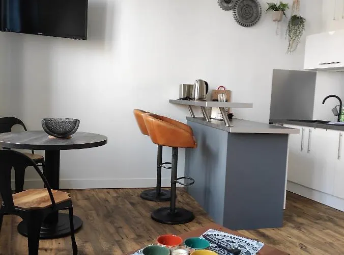 L' Albatros Vue Sur Le Port Daire *